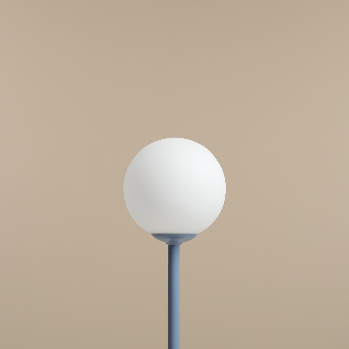 Pinne 35cm Blau tischlampe Von Artera - Die runde Opalkugel verbreitet ein weiches und angenehmes Licht, perfekt um eine warme und einladende Atmosphäre im Raum zu schaffen.