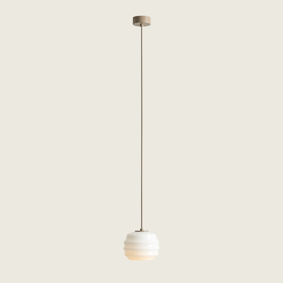 Puff Ø16 Beige hängelampe Von Artera - Die beigefarbenen Details, die farblich passende Aufhängung und das Kabel bilden einen schönen Kontrast zum hellen Glas.
