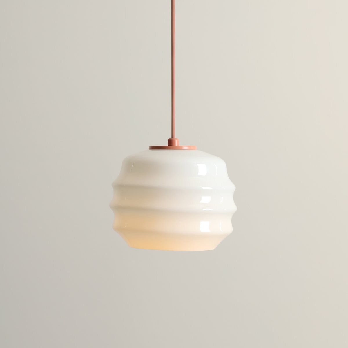 Puff Ø16 Koralle hängelampe Von Artera - Der dekorative Schirm aus weißem Opalglas ist wellenförmig und verleiht der Lampe einen verspielten und eleganten Ausdruck.