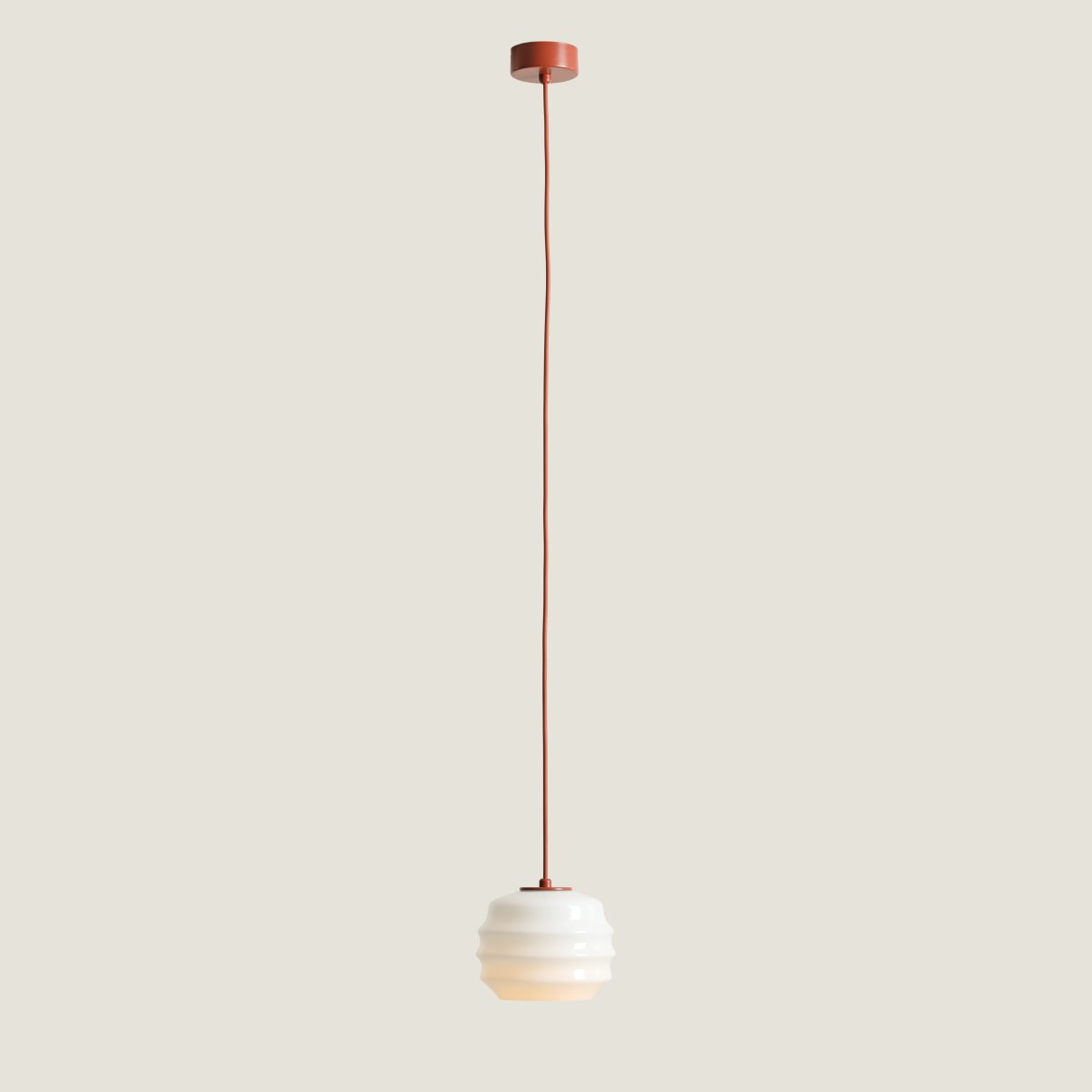 Puff Ø16 Terrakotta hängelampe Von Artera - Die Details aus Terrakotta, die farblich passende Aufhängung und das Kabel bilden einen schönen Kontrast zum hellen Glas.