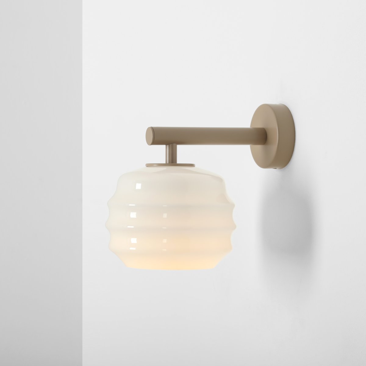 Puff 23cm Beige wandlampe Von Artera - Die beigefarbenen Metalldetails bilden einen schönen Kontrast zum hellen Glas und sorgen für eine warme Ausstrahlung.