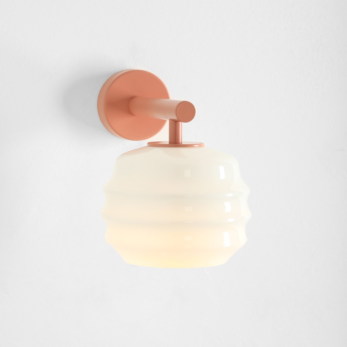 Puff 23cm Koralle wandlampe Von Artera - Die korallenrosa Metalldetails bilden einen schönen Kontrast zum hellen Glas und sorgen für eine warme Ausstrahlung.