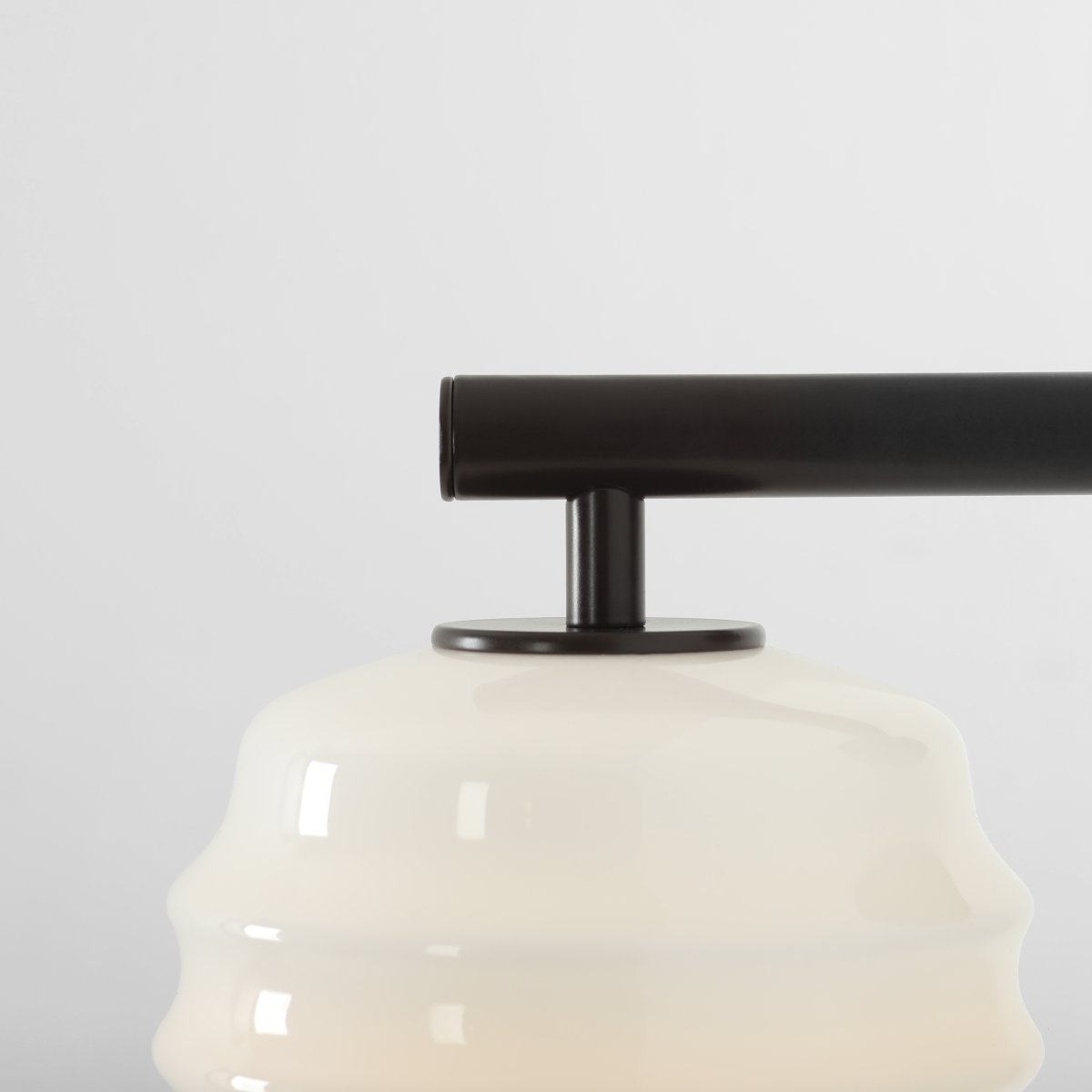 Puff 23cm Dunkelbraun wandlampe Von Artera - Die dunkelbraunen Metalldetails bilden einen schönen Kontrast zum hellen Glas und sorgen für eine warme Ausstrahlung.