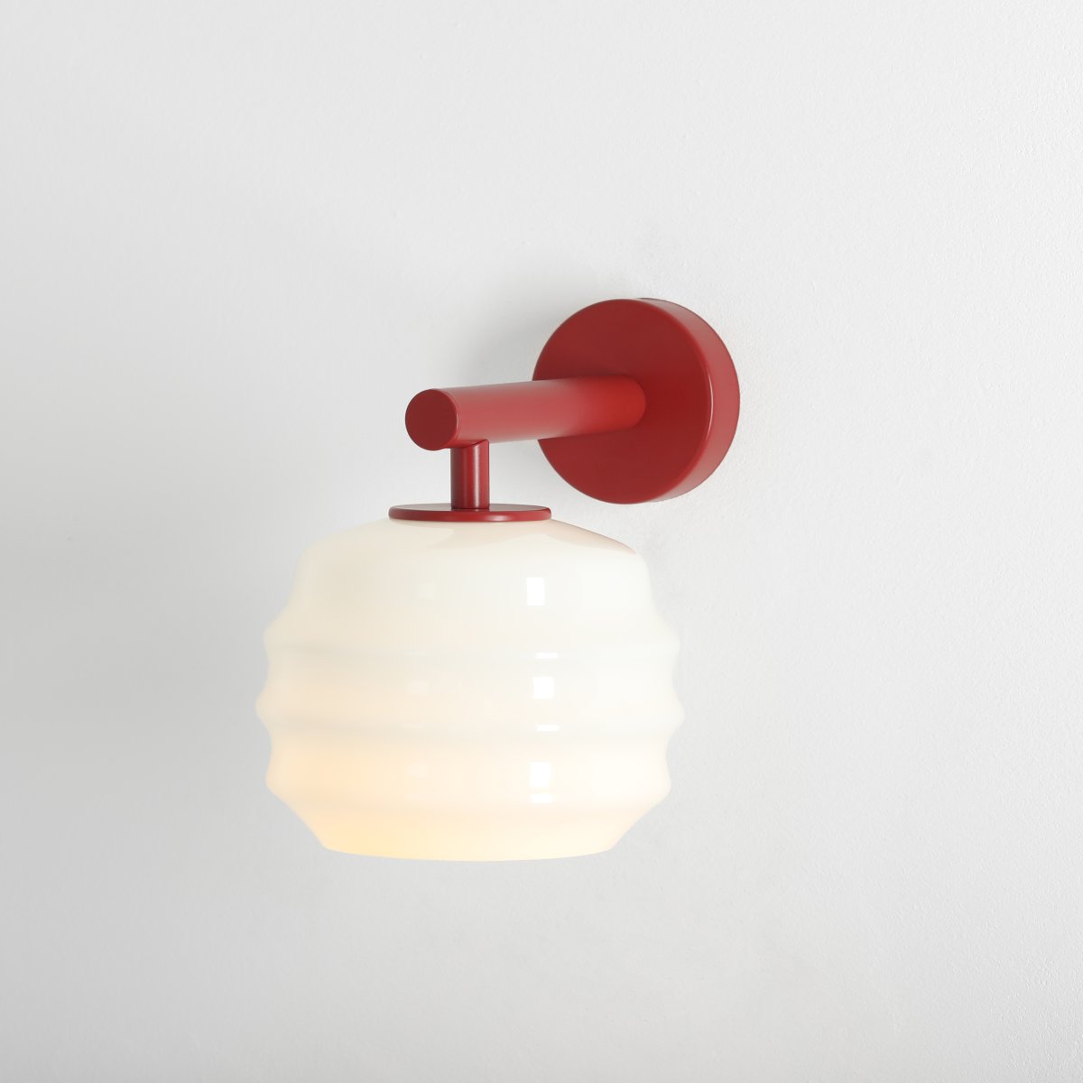 Puff 23cm Burgund wandlampe Von Artera - Der dekorative Schirm aus weißem Opalglas hat eine geschwungene Form, die der Lampe einen verspielten und eleganten Ausdruck verleiht.