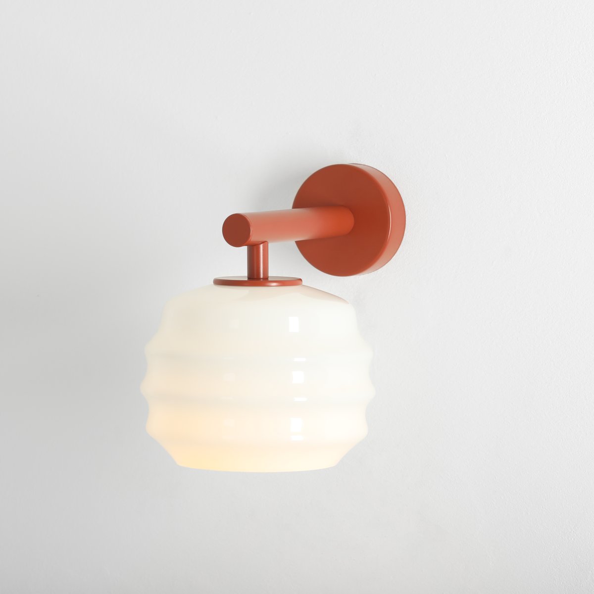 Puff 23cm Terrakotta wandlampe Von Artera - Der dekorative Schirm aus weißem Opalglas hat eine geschwungene Form, die der Lampe einen verspielten und eleganten Ausdruck verleiht.