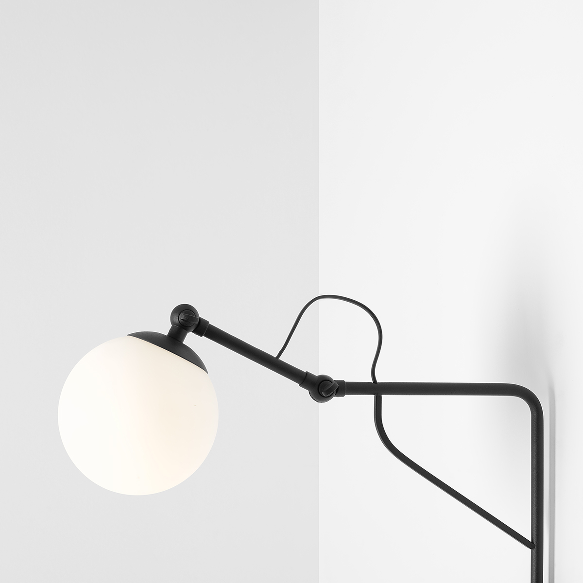 Soho 50cm Schwarz wandlampe Von Artera - Diese moderne Wandleuchte ist elegant und funktional zugleich und verfügt über einen verstellbaren Arm, mit dem sich das Licht ganz einfach dorthin richten lässt, wo es benötigt wird.