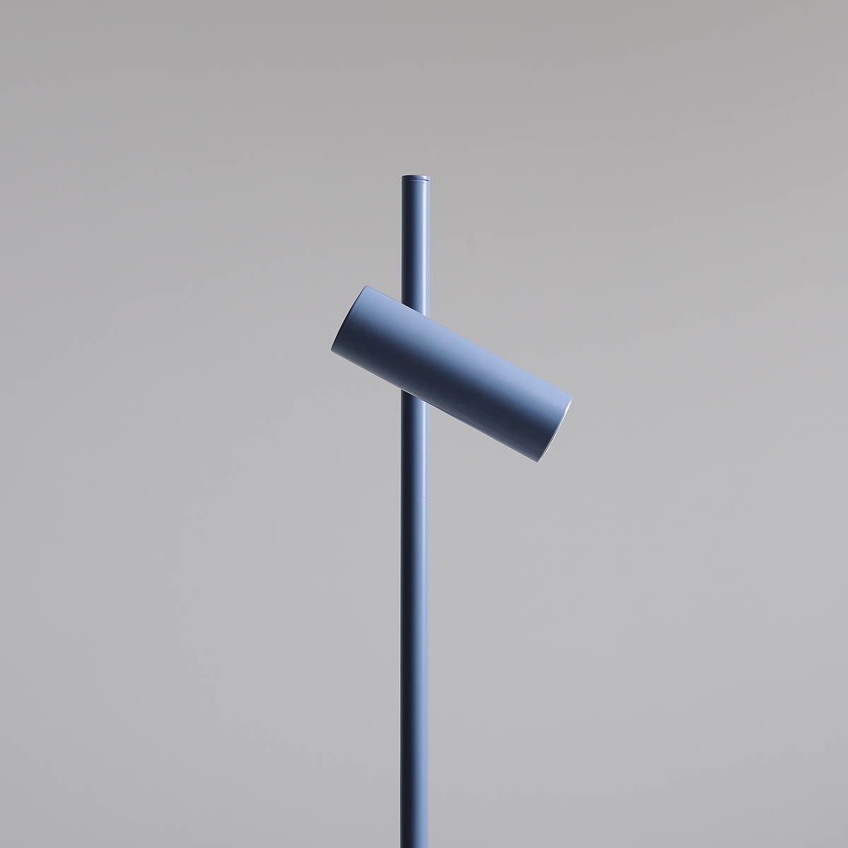 Trevo 54cm Blau schreibtischlampe Von Artera - Die aus Metall gefertigte Tischleuchte Trevo bietet ein modernes und funktionales Design.