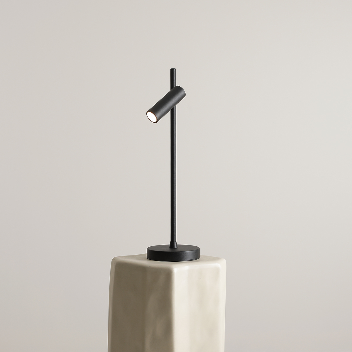 Trevo 54cm Schwarz schreibtischlampe Von Artera - Die aus Metall gefertigte Tischleuchte Trevo bietet ein modernes und funktionales Design.