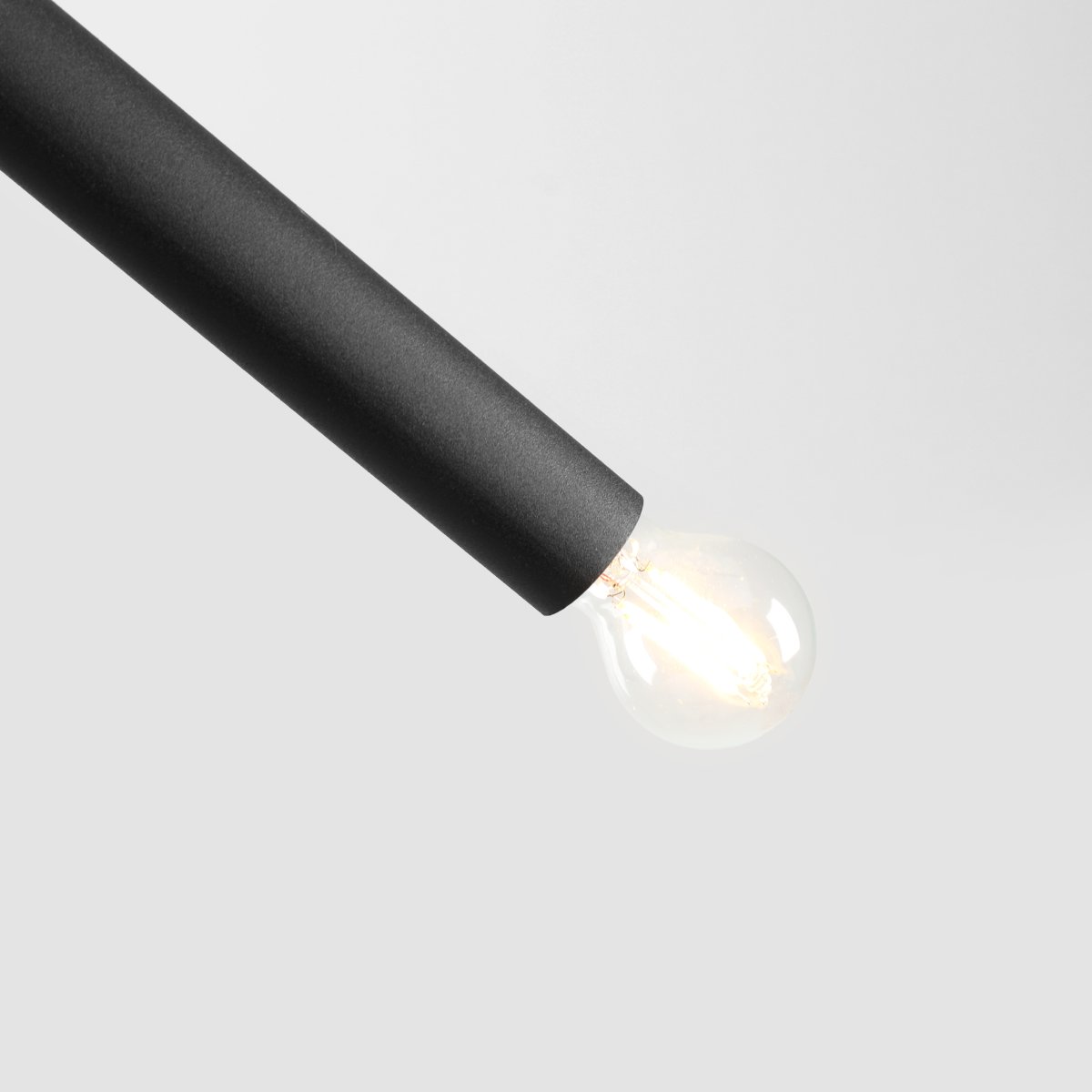 Tubo 4 100cm Schwarz hängelampe Von Artera - Sie besteht aus zwei schmalen Metallrohren in elegantem Schwarz, die in unterschiedlichen Winkeln angeordnet sind und so eine dynamische und luftige Optik erzeugen.