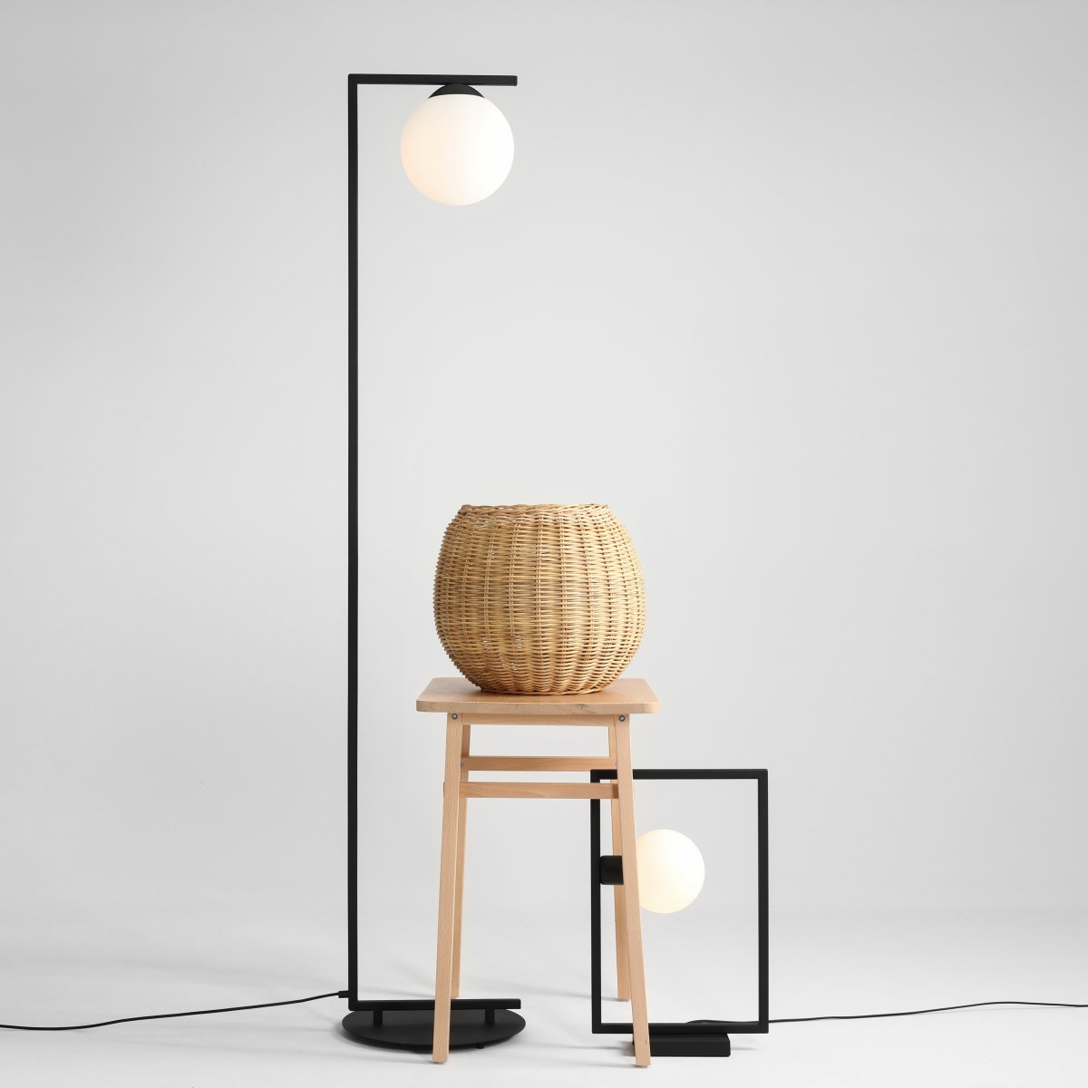 Zac Schwarz stehlampe Von Artera - Platzieren Sie die Stehleuchte Zac im Wohnzimmer oder in der Leseecke für eine dezente, aber stilvolle Beleuchtungslösung.