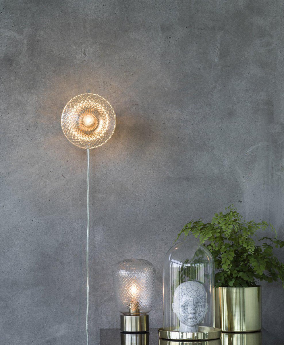 Juliette Messing wandlampe Von PR Home - Die Lampe besteht aus handgeschliffenem Glas, das auf der Oberfl&auml;che wundersch&ouml;ne Reflexionen erzeugt.