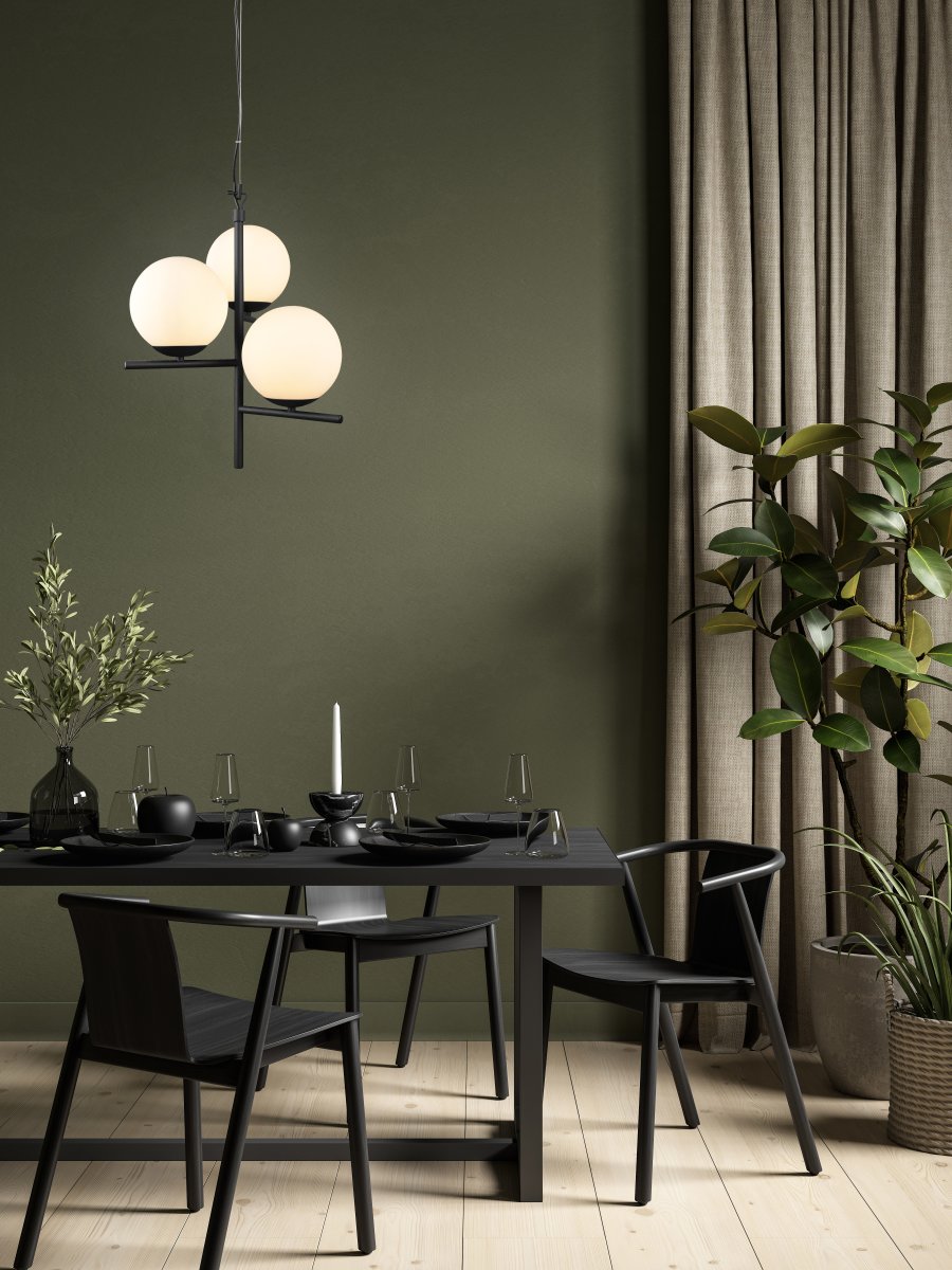 Pure Ø40 Schwarz hängelampe Von Trio Lighting - Die zeitlose Farbkombination aus mattschwarzem und weißem Glas passt perfekt zu allen Wohnstilen.