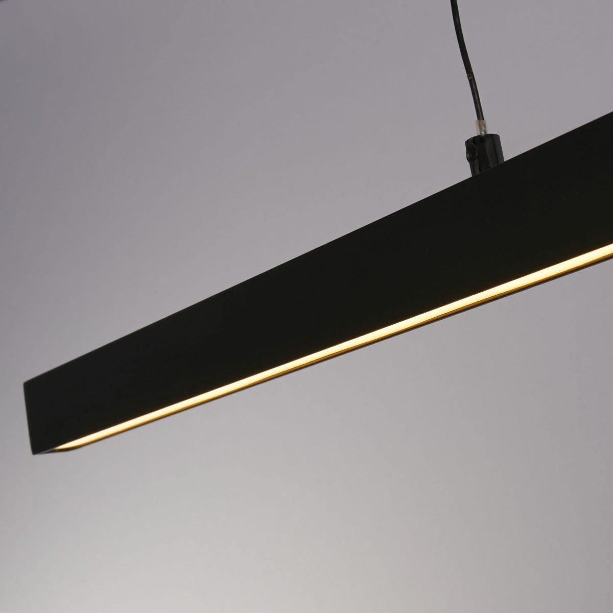 Layla 102cm Schwarz hängelampe Von Searchlight - Die Hängelampe Layla wurde mit Sorgfalt entworfen und verfügt über eine Gestensteuerungstechnologie, die Funktion und Eleganz vereint.