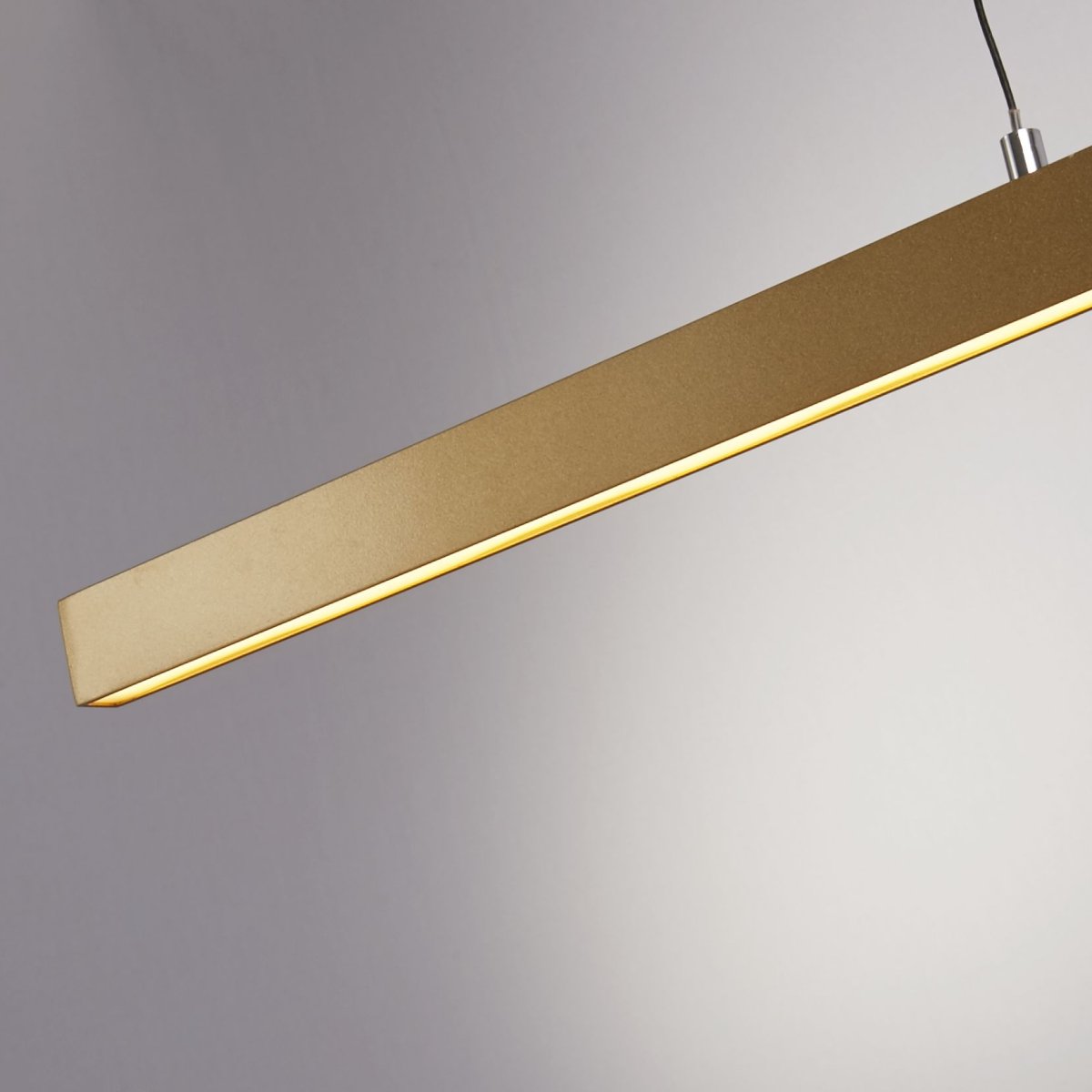 Layla 102cm Gold hängelampe Von Searchlight - Die Hängelampe Layla wurde mit Sorgfalt entworfen und verfügt über eine Gestensteuerungstechnologie, die Funktion und Eleganz vereint.