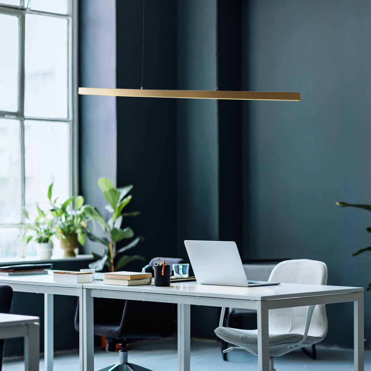 Layla 102cm Gold hängelampe Von Searchlight - Die Hängelampe Layla wurde mit Sorgfalt entworfen und verfügt über eine Gestensteuerungstechnologie, die Funktion und Eleganz vereint.