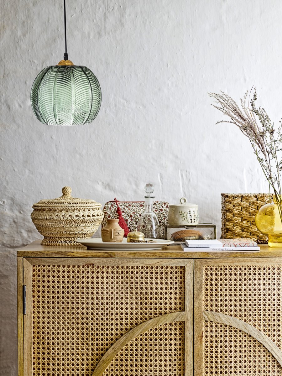 Adar Ø22 Grün hängelampe Von Bloomingville - H&auml;ngen Sie Adar &uuml;ber den Esstisch und machen Sie sie zum nat&uuml;rlichen Blickfang im Raum &ndash; eine Leuchte, die zeitloses Design mit moderner Eleganz verbindet.