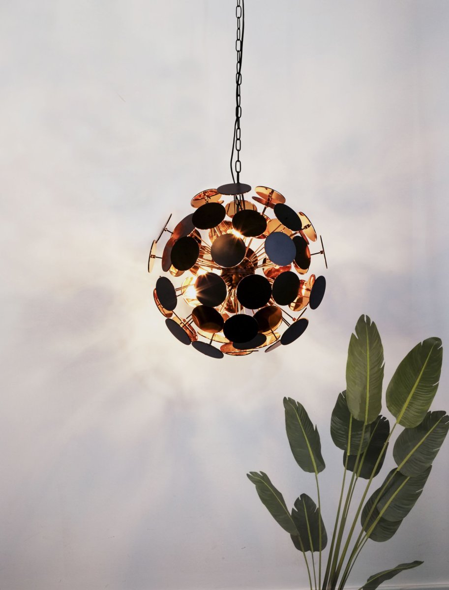 Discus Ø54 Schwarz hängelampe Von Searchlight - Die Discus-Pendelleuchte mit sechs Lichtquellen hat ein mattschwarzes Finish und Metallspitzen mit runden Scheiben an den Enden und einer goldfarbenen Innenseite.