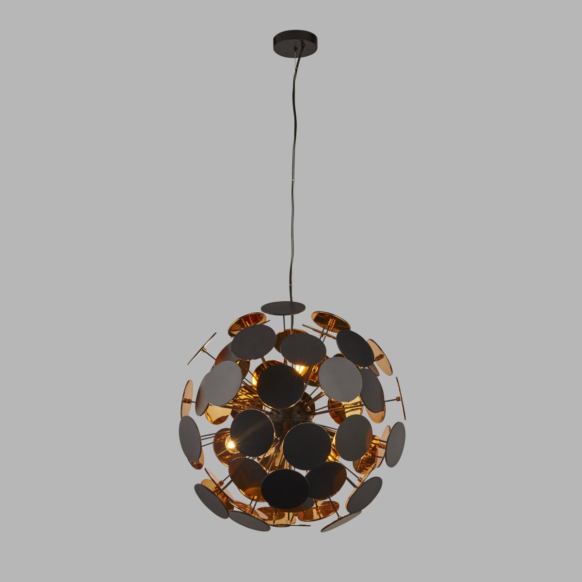 Discus Ø54 Schwarz hängelampe Von Searchlight - Die Discus-Pendelleuchte mit sechs Lichtquellen hat ein mattschwarzes Finish und Metallspitzen mit runden Scheiben an den Enden und einer goldfarbenen Innenseite.