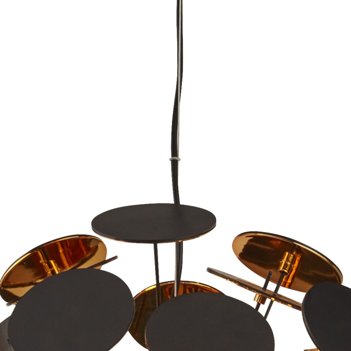 Discus Ø54 Schwarz hängelampe Von Searchlight - Die Discus-Pendelleuchte mit sechs Lichtquellen hat ein mattschwarzes Finish und Metallspitzen mit runden Scheiben an den Enden und einer goldfarbenen Innenseite.