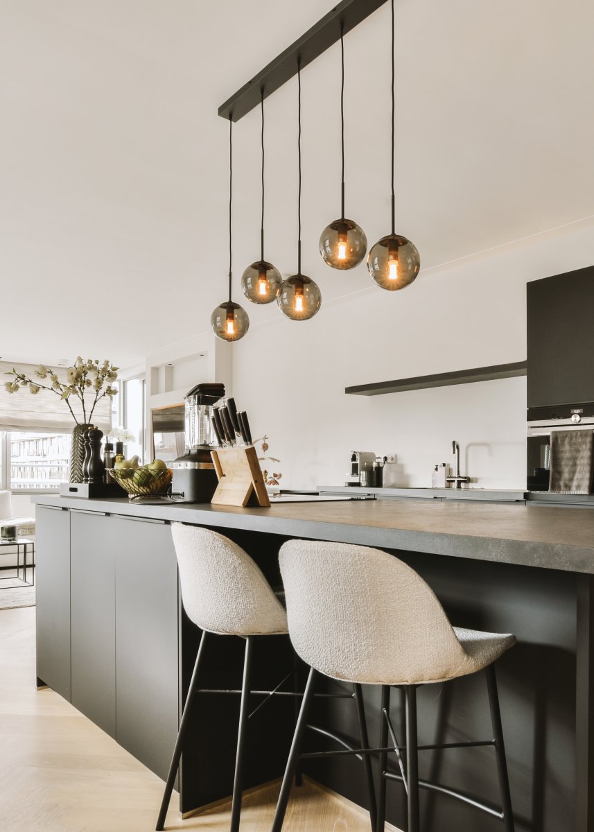 Balini 100cm Anthrazit hängelampe Von Trio Lighting - Die Pendelleuchte BALINI sorgt mit ihrem stilvollen Design und den versetzten Glasschirmen f&uuml;r schlichte Eleganz.