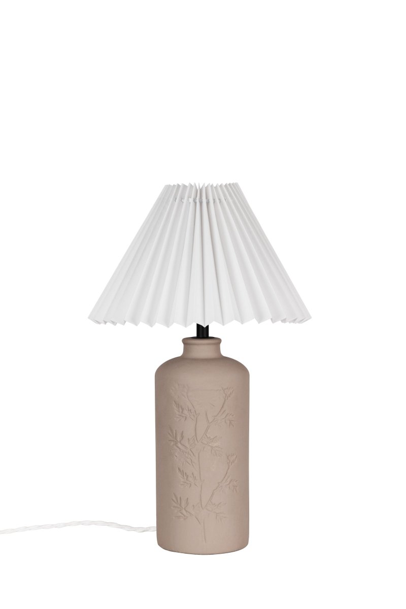 Flora 40cm Dreck tischlampe Von Globen Lighting - Johanna wollte eine Lampe entwerfen, die aus Materialien, Farben und Formen besteht, die sich in der Natur widerspiegeln und sowohl in l&auml;ndliche als auch in moderne Umgebungen passen.
