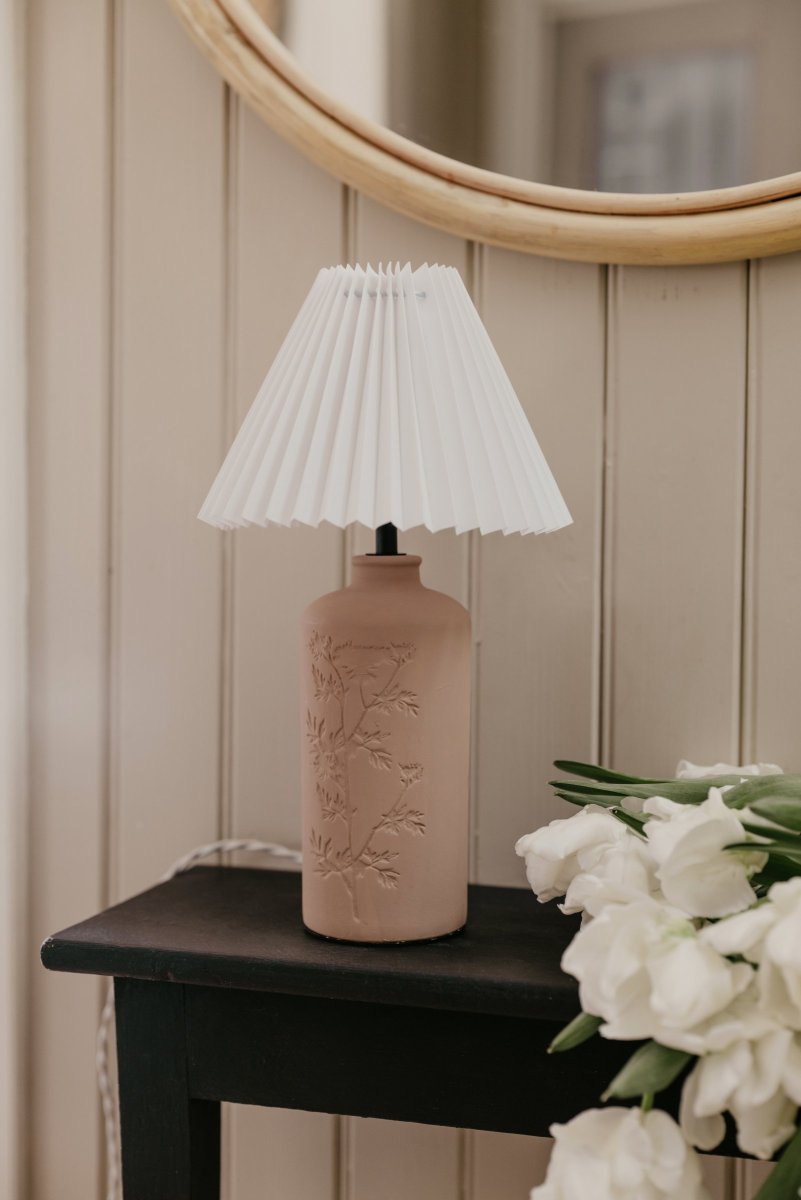 Flora 40cm Dreck tischlampe Von Globen Lighting - Johanna wollte eine Lampe entwerfen, die aus Materialien, Farben und Formen besteht, die sich in der Natur widerspiegeln und sowohl in l&auml;ndliche als auch in moderne Umgebungen passen.