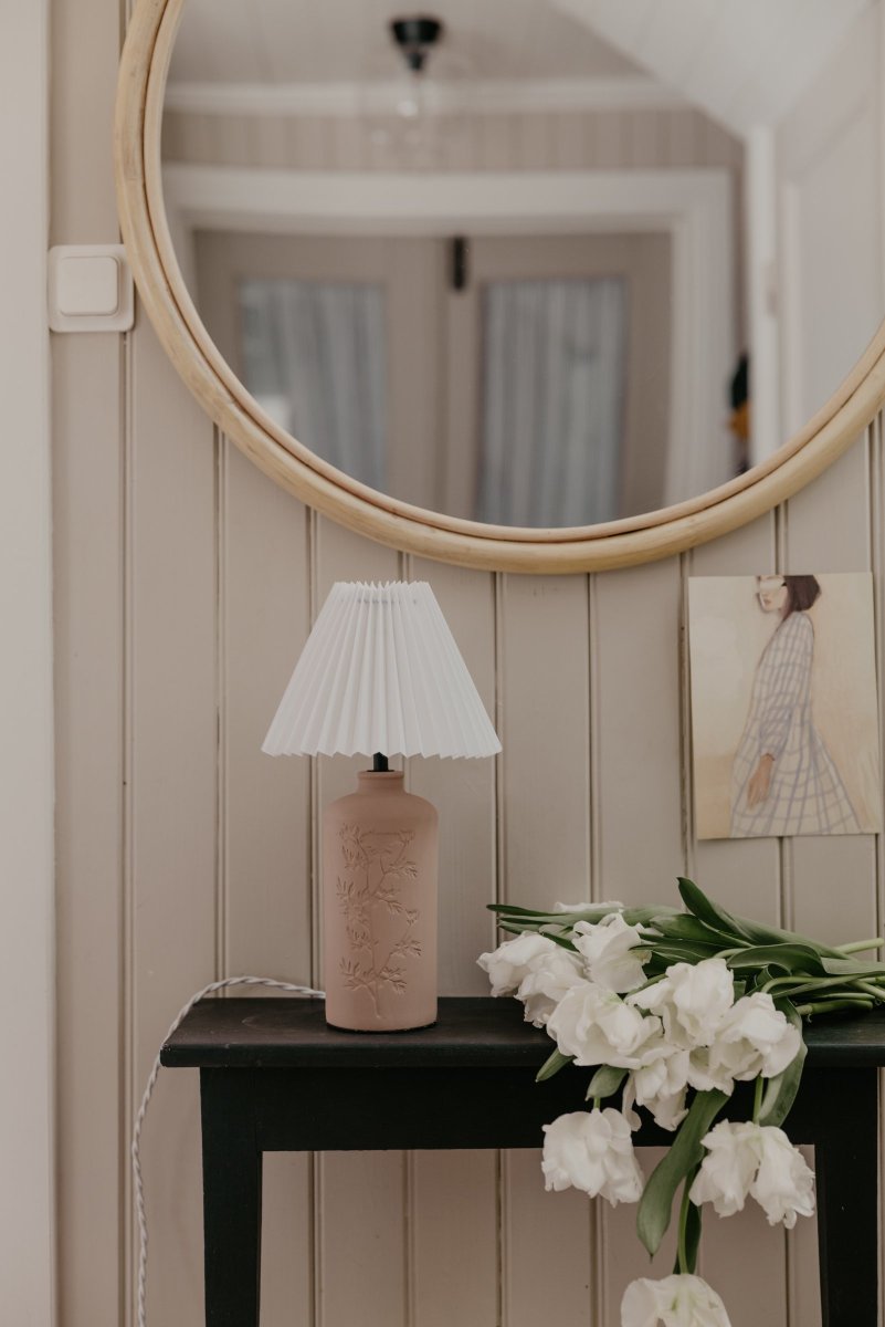Flora 40cm Dreck tischlampe Von Globen Lighting - Johanna wollte eine Lampe entwerfen, die aus Materialien, Farben und Formen besteht, die sich in der Natur widerspiegeln und sowohl in l&auml;ndliche als auch in moderne Umgebungen passen.