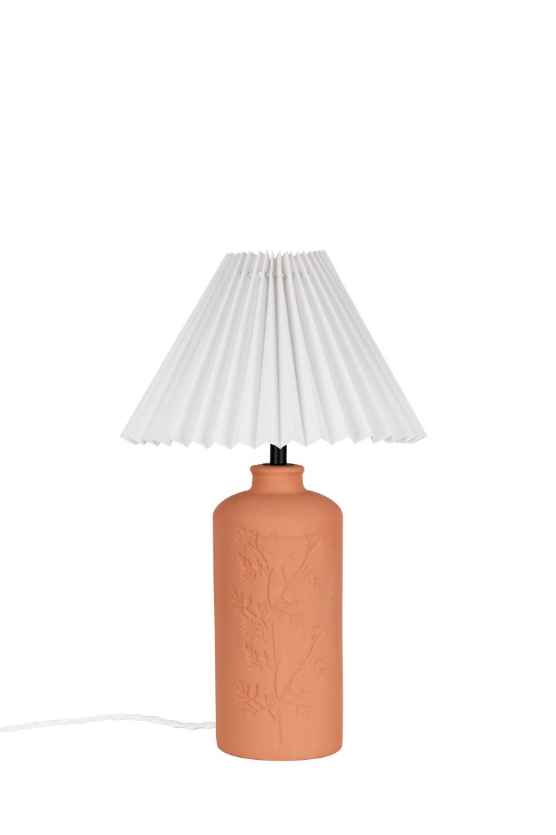 Flora 40cm Terrakotta tischlampe Von Globen Lighting - Johanna wollte eine Lampe entwerfen, die aus Materialien, Farben und Formen besteht, die sich in der Natur widerspiegeln und sowohl in l&auml;ndliche als auch in moderne Umgebungen passen.
