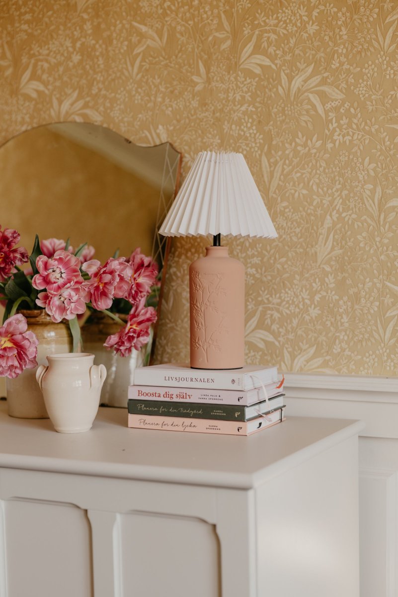 Flora 40cm Terrakotta tischlampe Von Globen Lighting - Johanna wollte eine Lampe entwerfen, die aus Materialien, Farben und Formen besteht, die sich in der Natur widerspiegeln und sowohl in l&auml;ndliche als auch in moderne Umgebungen passen.