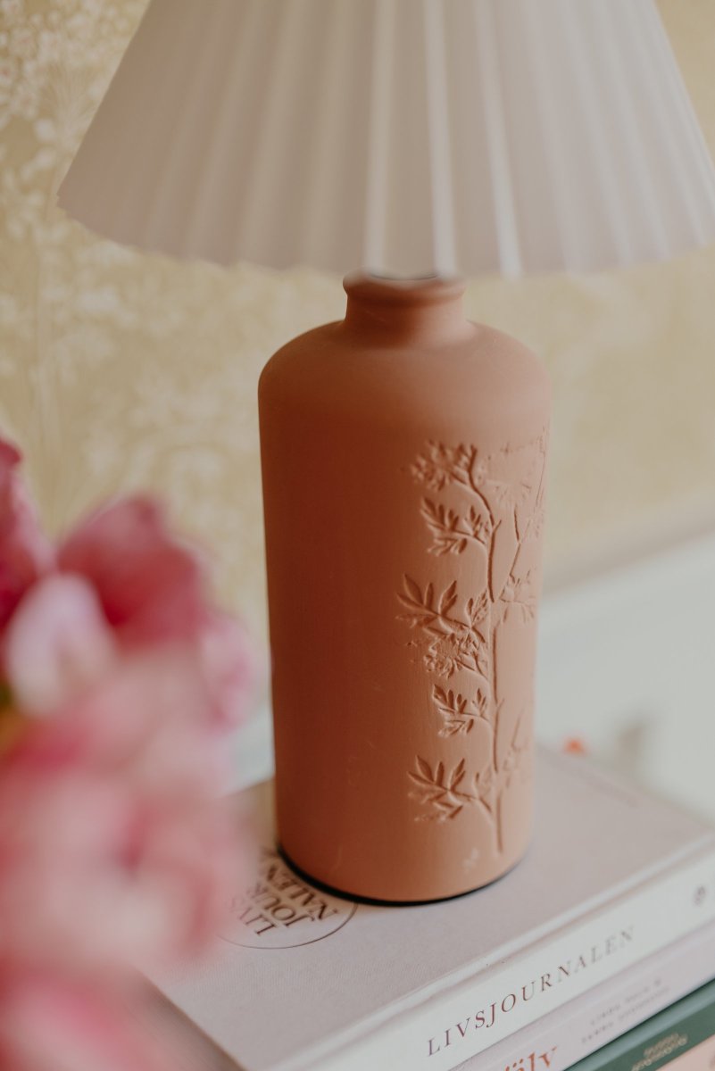 Flora 40cm Terrakotta tischlampe Von Globen Lighting - Johanna wollte eine Lampe entwerfen, die aus Materialien, Farben und Formen besteht, die sich in der Natur widerspiegeln und sowohl in l&auml;ndliche als auch in moderne Umgebungen passen.