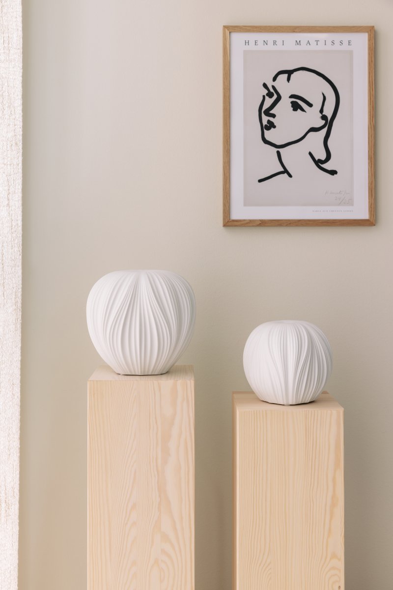 Milo 18cm Weiß tischlampe Von Globen Lighting - Milo ist eine Tischleuchte, die mit ihrem organischen, apfelf&ouml;rmigen Design und wei&szlig;er Keramik ein sanftes und einladendes Licht spendet.