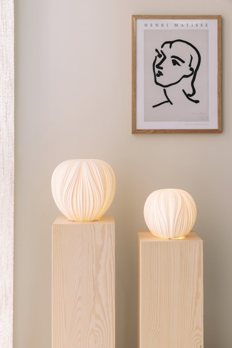 Milo 18cm Weiß tischlampe Von Globen Lighting - Milo ist eine Tischleuchte, die mit ihrem organischen, apfelf&ouml;rmigen Design und wei&szlig;er Keramik ein sanftes und einladendes Licht spendet.