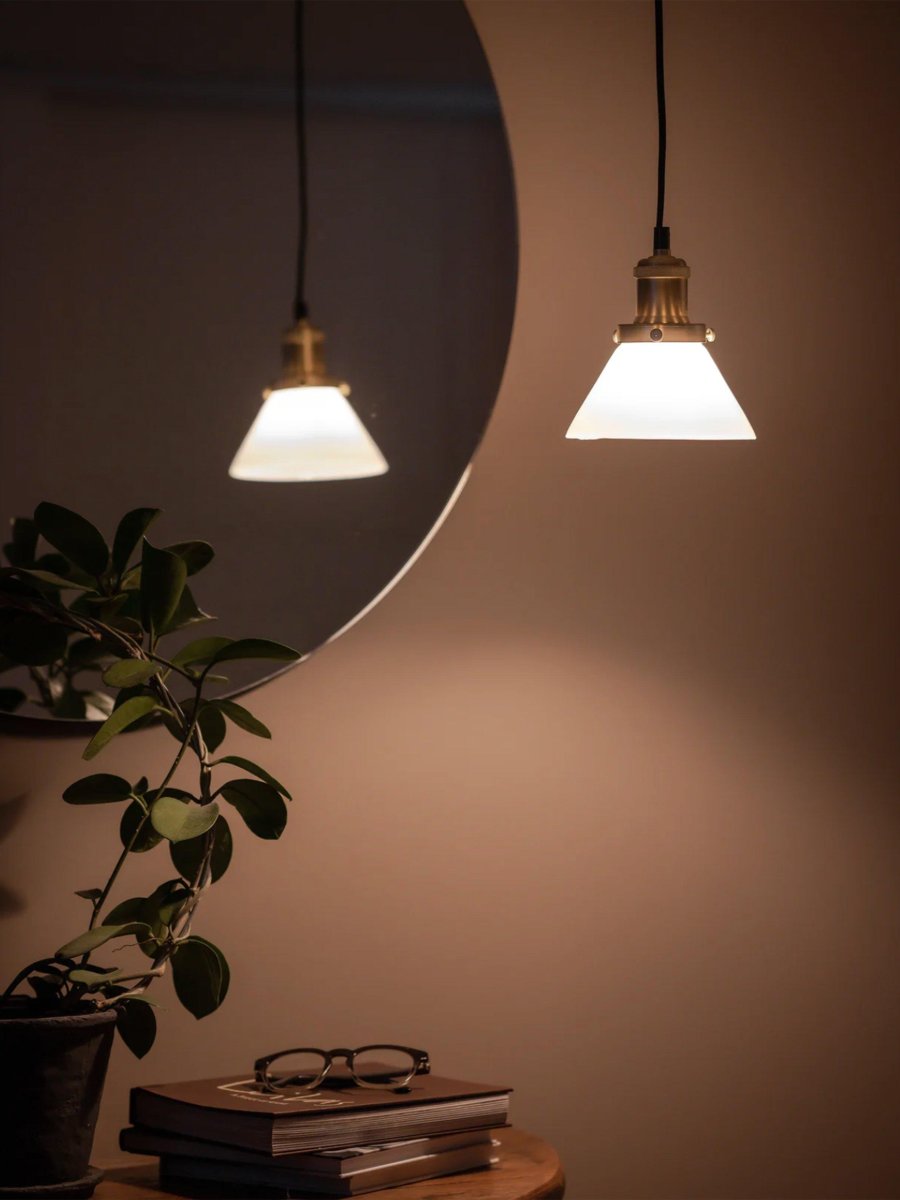 August Ø15 Weiß fensterlampe Von PR Home - Die Lampe wird mit einem 3 Meter langen schwarzen Textilkabel geliefert und verf&uuml;gt &uuml;ber einen Wandstecker und einen Netzschalter.