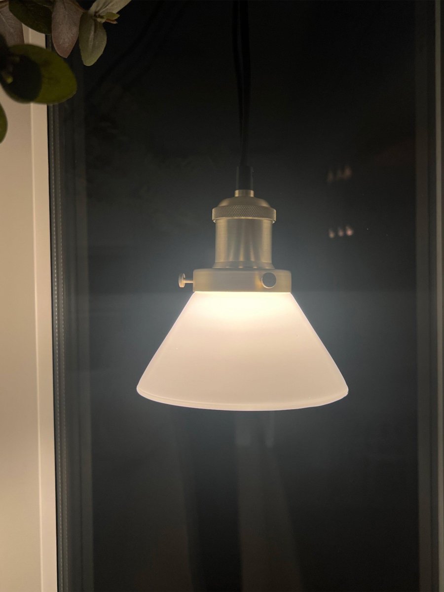 August Ø15 Weiß fensterlampe Von PR Home - Die Lampe wird mit einem 3 Meter langen schwarzen Textilkabel geliefert und verf&uuml;gt &uuml;ber einen Wandstecker und einen Netzschalter.