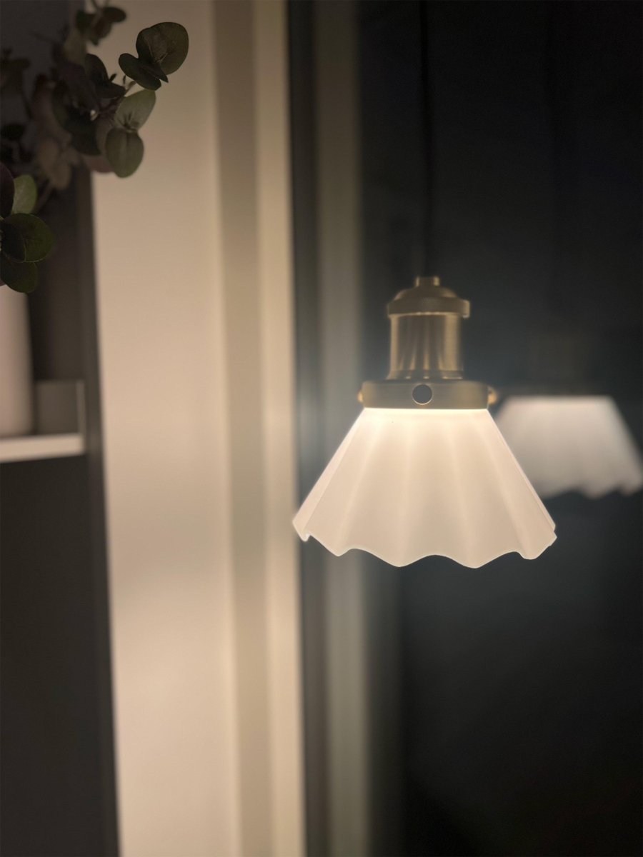 August Ø15 Weiß fensterlampe Von PR Home - Die Lampe wird mit einem 3 Meter langen schwarzen Textilkabel geliefert und verfügt über einen Wandstecker und einen Netzschalter.