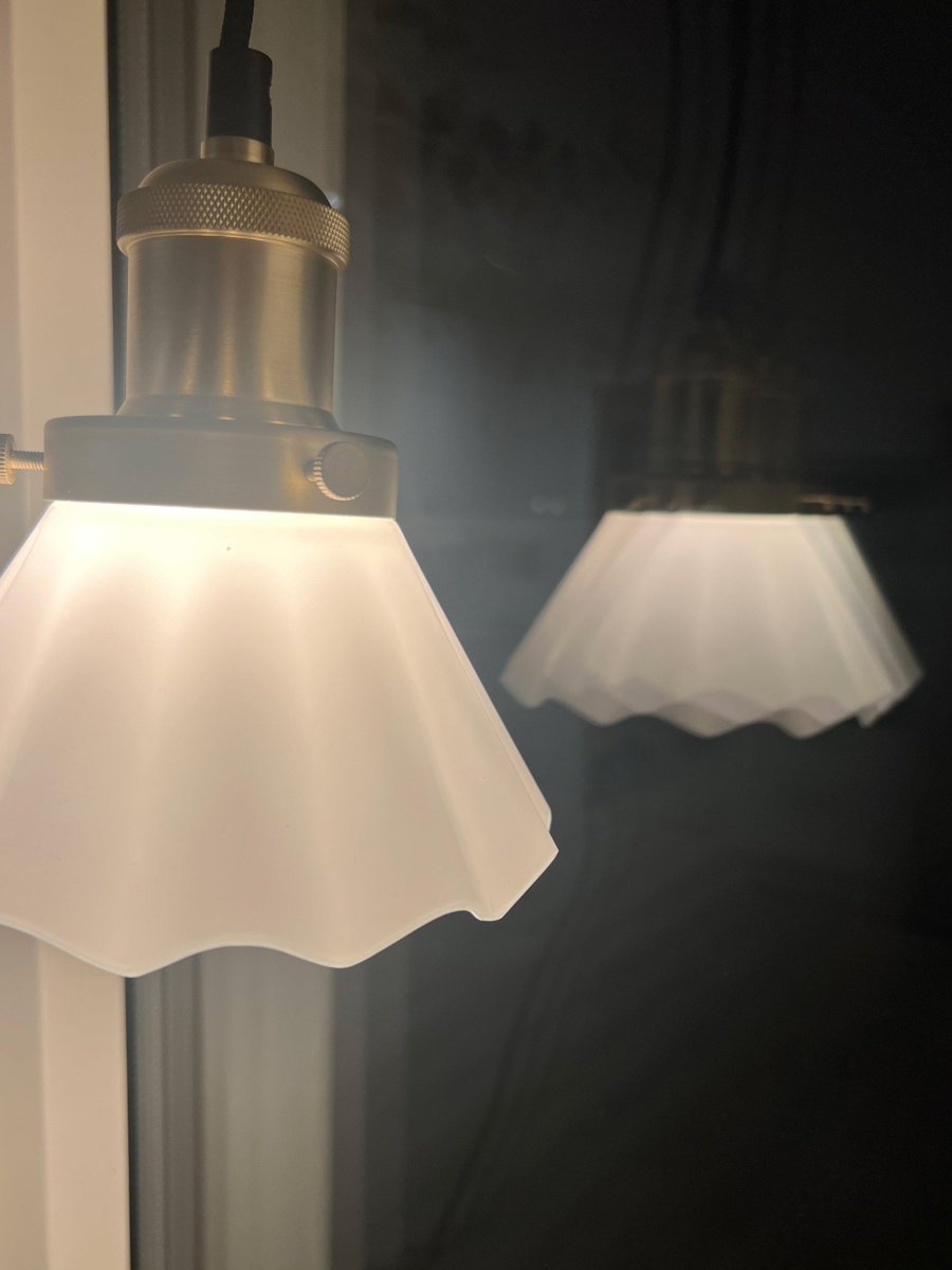 August Ø15 Weiß fensterlampe Von PR Home - Die Lampe wird mit einem 3 Meter langen schwarzen Textilkabel geliefert und verfügt über einen Wandstecker und einen Netzschalter.