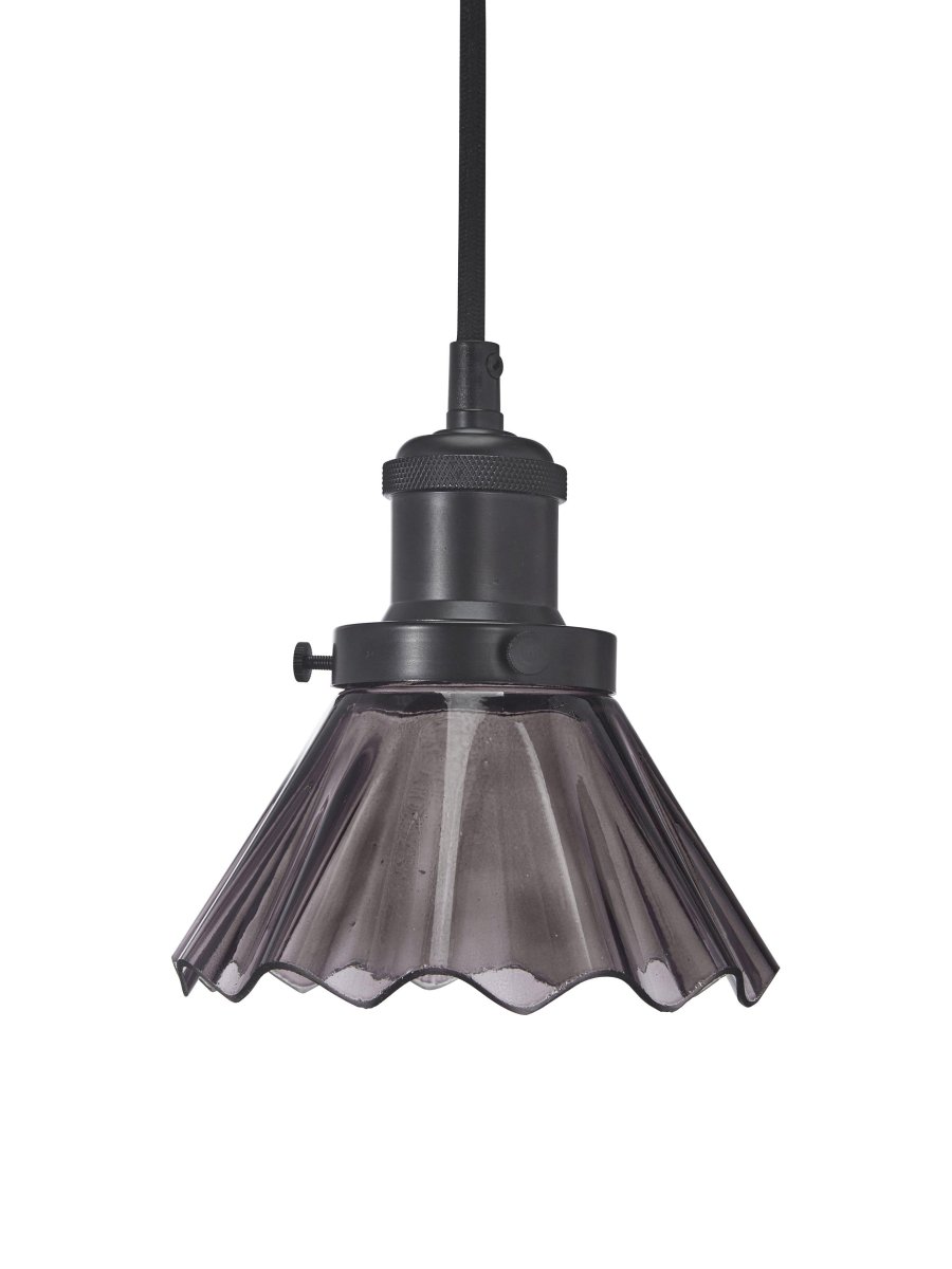 August Ø15 Schwarz fensterlampe Von PR Home - Die Lampe wird mit einem 3 Meter langen schwarzen Textilkabel geliefert und verfügt über einen Wandstecker und einen Netzschalter.