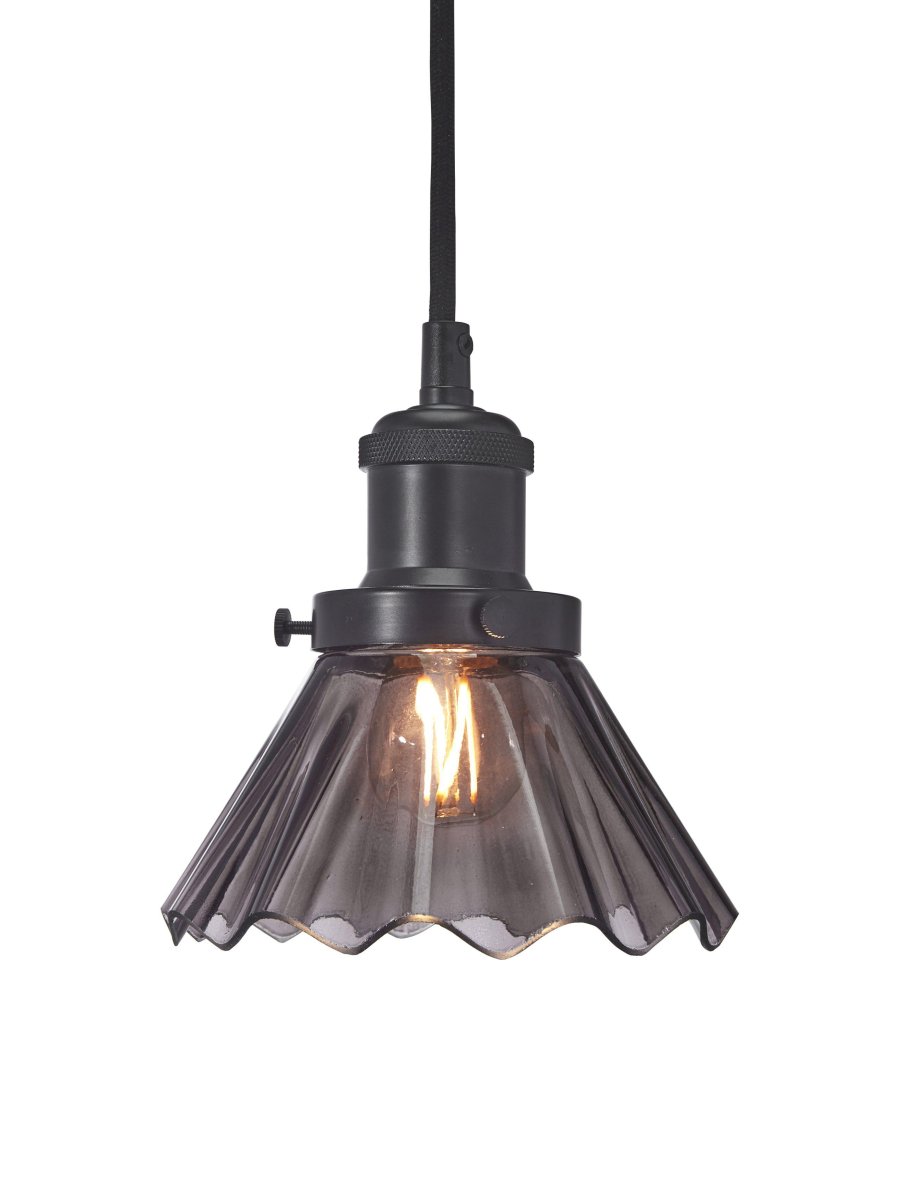 August Ø15 Schwarz fensterlampe Von PR Home - Die Lampe wird mit einem 3 Meter langen schwarzen Textilkabel geliefert und verfügt über einen Wandstecker und einen Netzschalter.