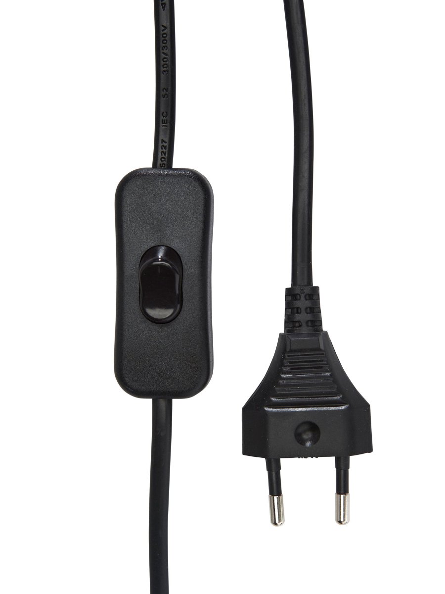 August Ø15 Schwarz fensterlampe Von PR Home - Die Lampe wird mit einem 3 Meter langen schwarzen Textilkabel geliefert und verfügt über einen Wandstecker und einen Netzschalter.