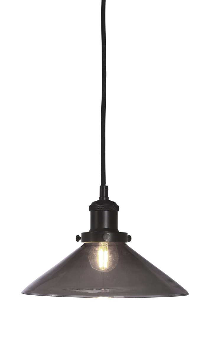 August Ø25 Schwarz fensterlampe Von PR Home - Die Lampe wird mit einem 3 Meter langen schwarzen Textilkabel geliefert und verf&uuml;gt &uuml;ber einen Wandstecker und einen Netzschalter.
