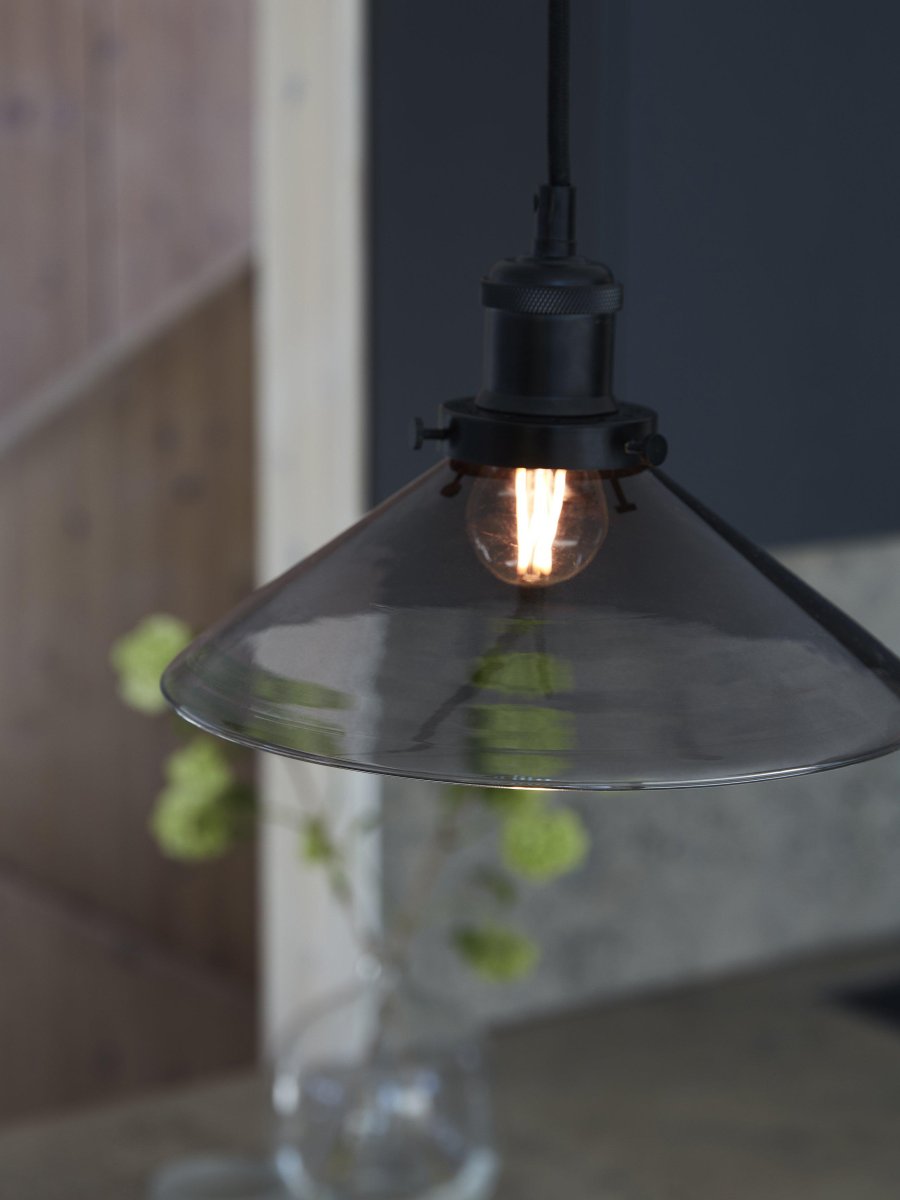 August Ø25 Schwarz fensterlampe Von PR Home - Die Lampe wird mit einem 3 Meter langen schwarzen Textilkabel geliefert und verf&uuml;gt &uuml;ber einen Wandstecker und einen Netzschalter.