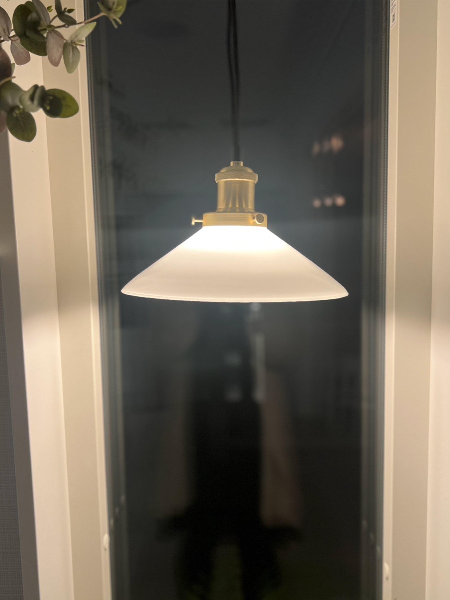 August Ø25 Weiß fensterlampe Von PR Home - Die Lampe wird mit einem 3 Meter langen schwarzen Textilkabel geliefert und verf&uuml;gt &uuml;ber einen Wandstecker und einen Netzschalter.