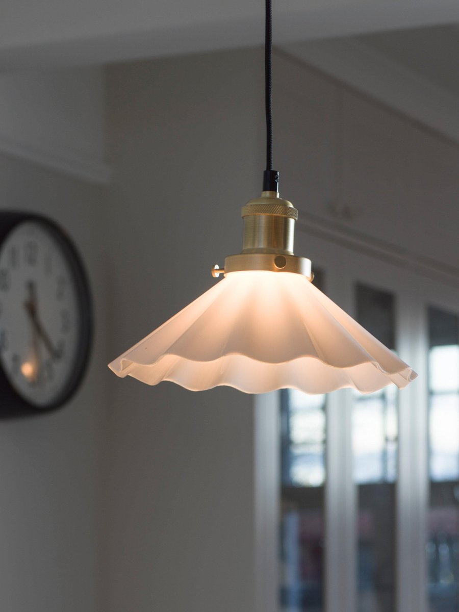 August Ø25 Weiß fensterlampe Von PR Home - Die Lampe wird mit einem 3 Meter langen schwarzen Textilkabel geliefert und verf&uuml;gt &uuml;ber einen Wandstecker und einen Netzschalter.