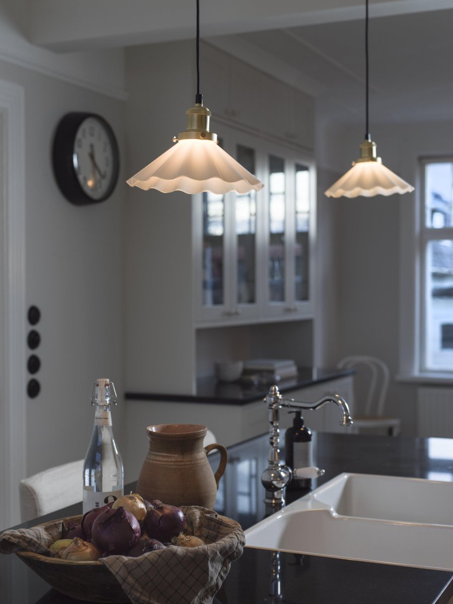 August Ø25 Weiß fensterlampe Von PR Home - Die Lampe wird mit einem 3 Meter langen schwarzen Textilkabel geliefert und verf&uuml;gt &uuml;ber einen Wandstecker und einen Netzschalter.