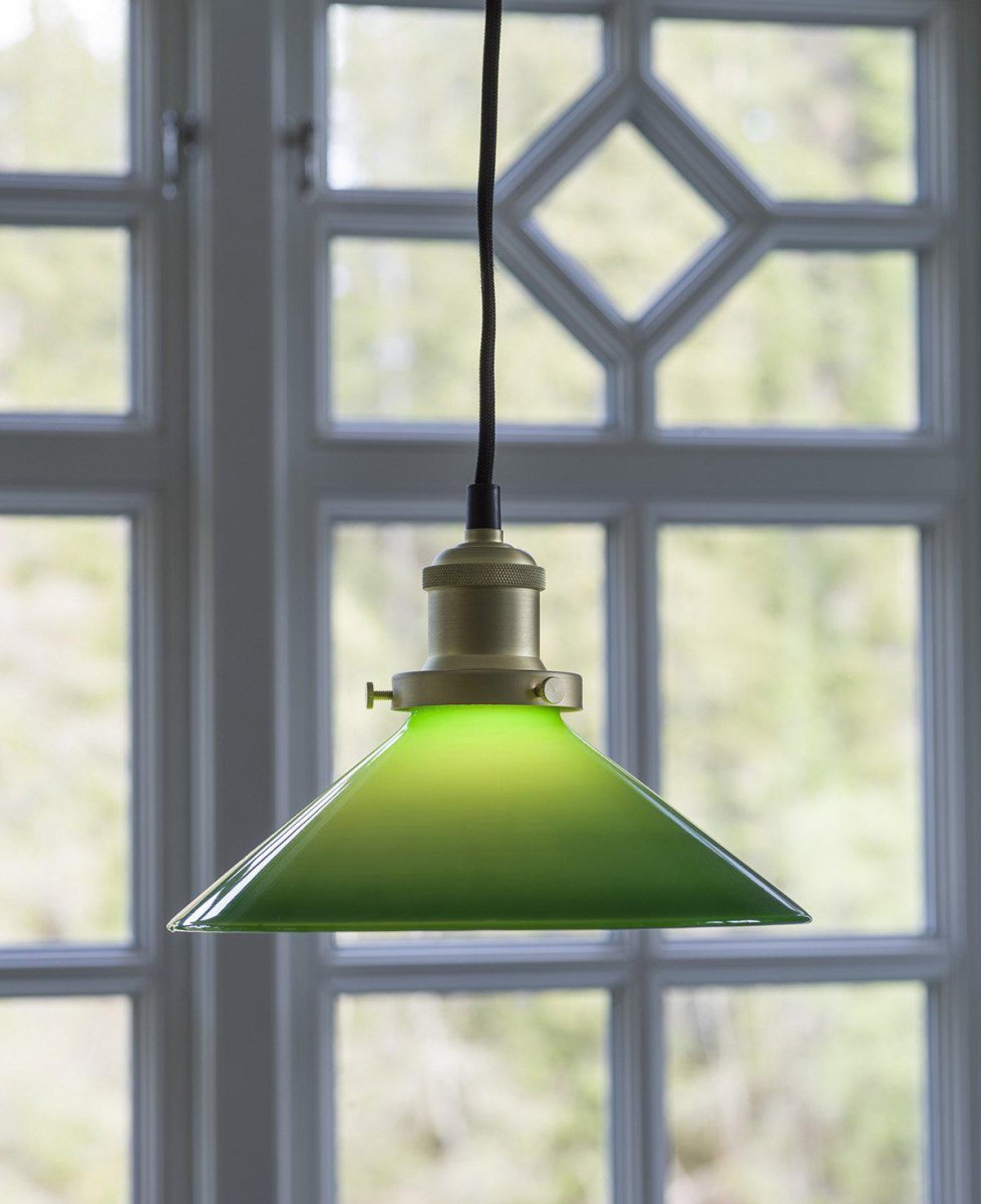 August Ø25 Grün fensterlampe Von PR Home - Die Lampe wird mit einem 3 Meter langen schwarzen Textilkabel geliefert und verf&uuml;gt &uuml;ber einen Wandstecker und einen Netzschalter.