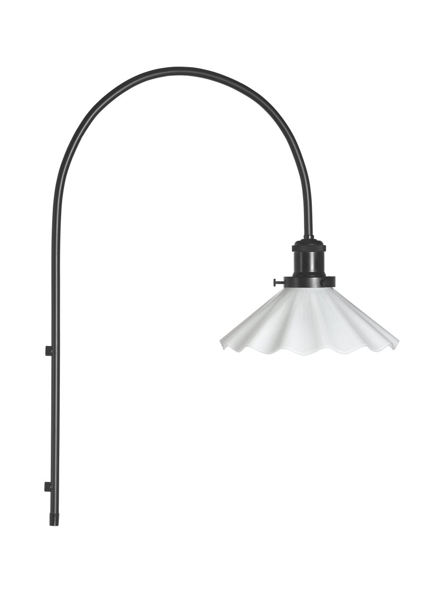 August 25cm Schwarz und Weiß wandlampe Von PR Home - Der Glasschirm ist plissiert und mit einem Opal-Finish versehen und an einer Lampenfassung aus schwarz gebürstetem Metall befestigt.