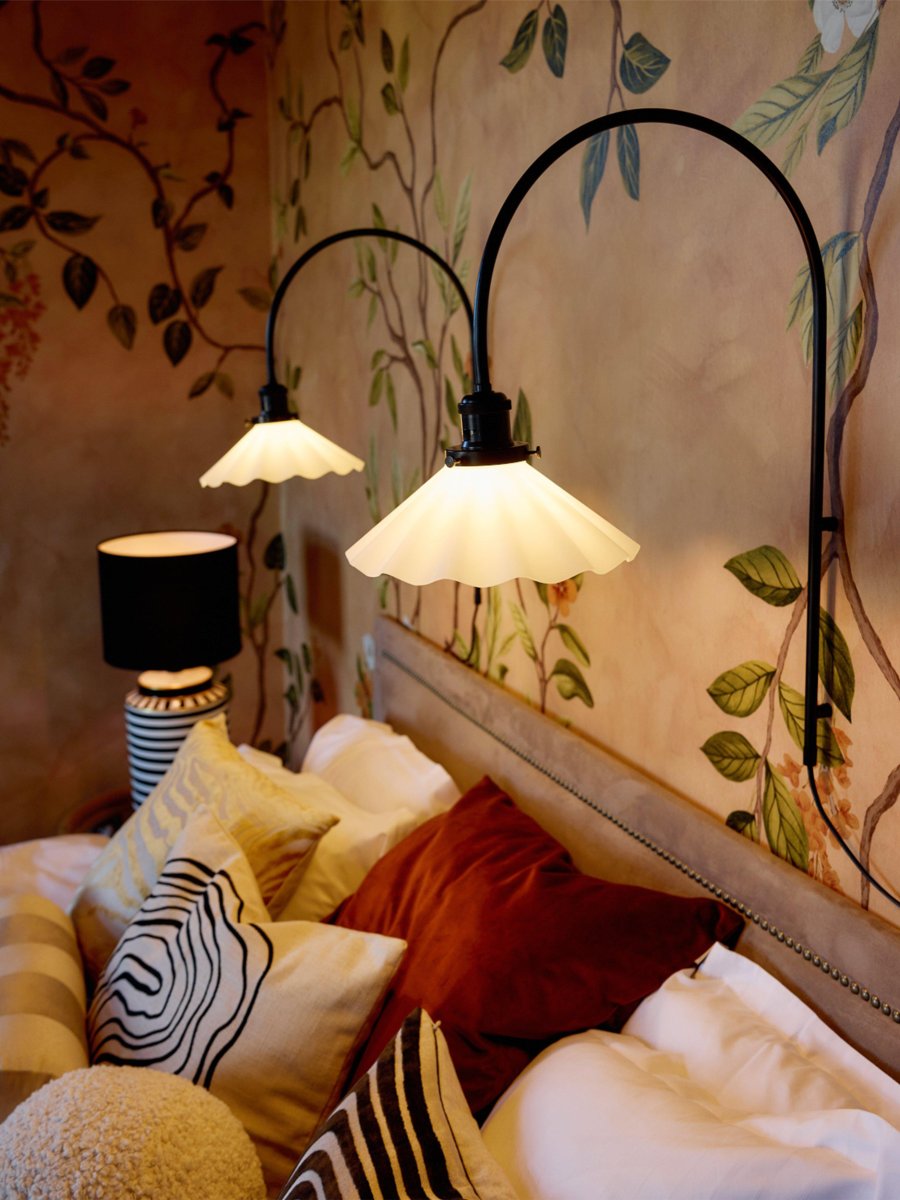 August 25cm Schwarz und Weiß wandlampe Von PR Home - Der Glasschirm ist plissiert und mit einem Opal-Finish versehen und an einer Lampenfassung aus schwarz gebürstetem Metall befestigt.