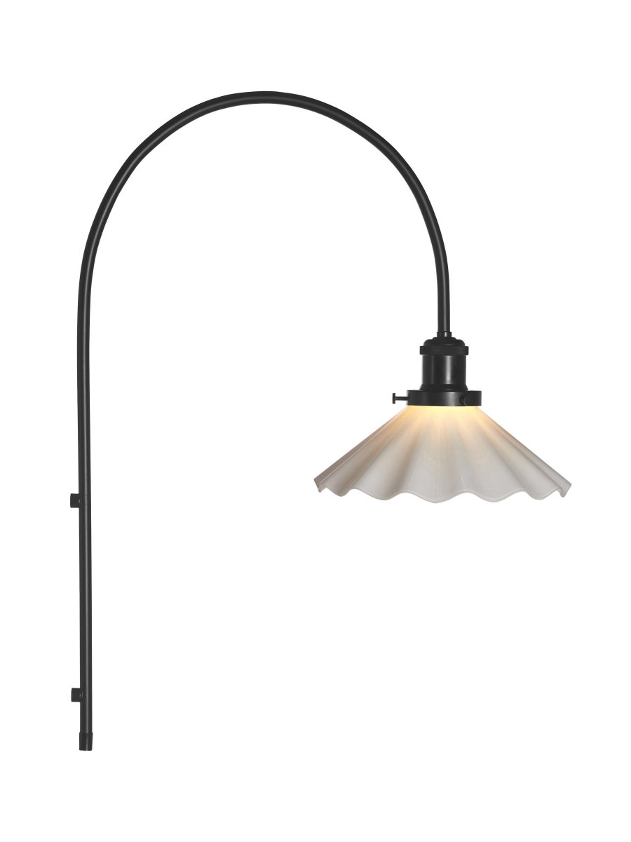 August 25cm Schwarz und Weiß wandlampe Von PR Home - Der Glasschirm ist plissiert und mit einem Opal-Finish versehen und an einer Lampenfassung aus schwarz gebürstetem Metall befestigt.