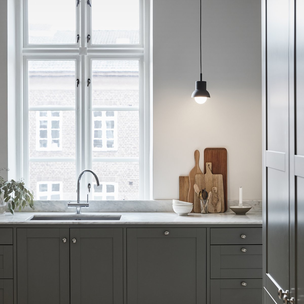 Down Ø15 Anthrazit hängelampe Von CO Bankeryd - Die Deckenleuchte Down 15 hat ein jugendliches und modernes Design, das mit seinem stimmungsvollen Licht perfekt über den Esstisch passt.
