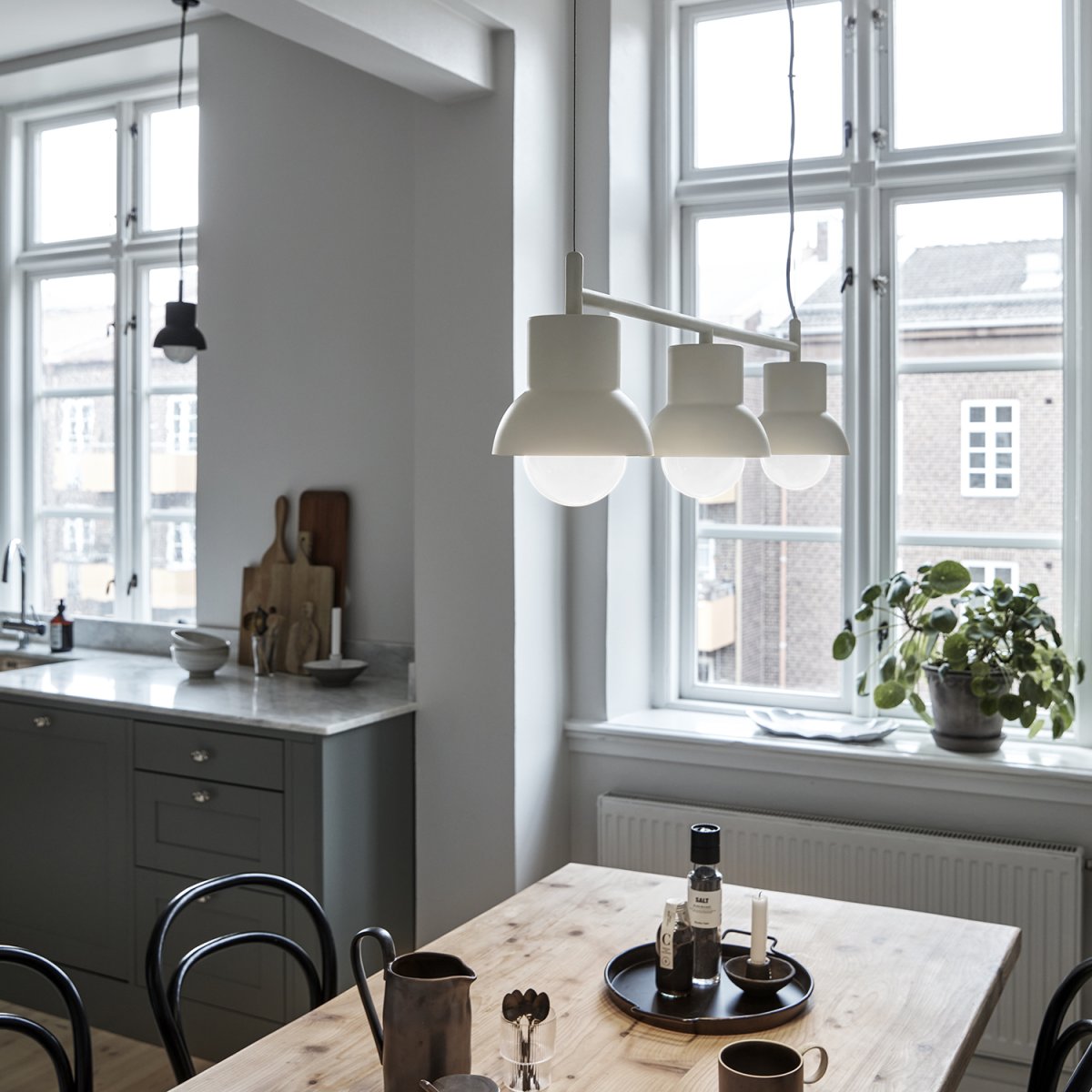 Down Long 82cm Hellbeige hängelampe Von CO Bankeryd - Die Deckenleuchte Down Long hat ein jugendliches und skandinavisches Design, das mit seinem stimmungsvollen Licht perfekt über den Esstisch passt und dort den Mittelpunkt des Zuhauses beleuchtet.